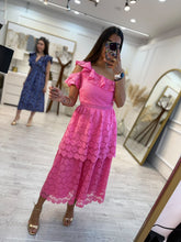 Cargar imagen en el visor de la galería, ANTEA – Maxi vestido rosa de encaje con olán al hombro