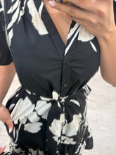 Cargar imagen en el visor de la galería, ELISSA - Maxi vestido negro estampado