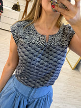 Cargar imagen en el visor de la galería, NARCISSA - Blusa azul marino estampada