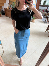 Cargar imagen en el visor de la galería, JANA - Blusa negra manga corta