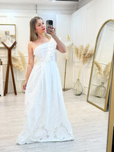 Cargar imagen en el visor de la galería, SABRINA - Maxi vestido blanco asimetrico volantes