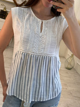 Cargar imagen en el visor de la galería, LEONTINA - Blusa sin mangas y rayas
