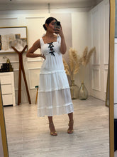 Cargar imagen en el visor de la galería, BEXLEY - Maxi vestido blanco moños negros