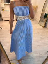 Cargar imagen en el visor de la galería, JANELLE - Maxi vestido azul con rayas blancas