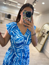 Cargar imagen en el visor de la galería, GEA – Maxi vestido azul y blanco estampado con cintura smock