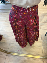 Cargar imagen en el visor de la galería, NOEMI - Pantalón granate estampado