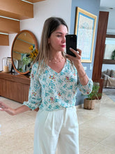 Cargar imagen en el visor de la galería, MARGA - Blusa blanca estampado floral