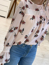 Cargar imagen en el visor de la galería, NICOLE – Blusa rosa palo floral con alforzas