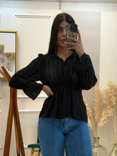 Cargar imagen en el visor de la galería, BRYNN - Blusa negra manga larga