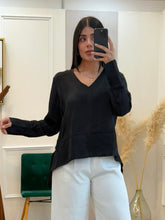 Cargar imagen en el visor de la galería, AVIANA - Blusa negra manga larga