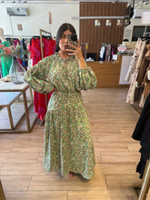 Cargar imagen en el visor de la galería, WHITNEY - Maxi vestido estampado beige con verde