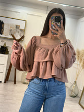 Cargar imagen en el visor de la galería, HELENA – Blusa rosa palo escote cuadrado manga globo