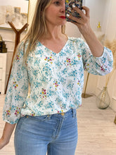 Cargar imagen en el visor de la galería, MARGARITA – Blusa blanca con flores turquesa