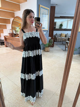 Cargar imagen en el visor de la galería, GIOVANNA - Maxi vestido negro detalles blancos