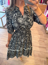 Cargar imagen en el visor de la galería, AUDRA - Maxi vestido negro estampado
