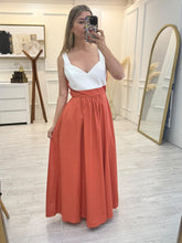 Cargar imagen en el visor de la galería, BEATRICE - Maxi vestido blanco con ladrillo