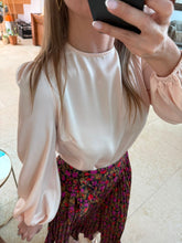 Cargar imagen en el visor de la galería, GRACIELA - Blusa nude satinada manga larga