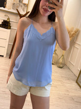 Cargar imagen en el visor de la galería, CAMERON - Blusa azul claro tirantes