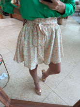 Cargar imagen en el visor de la galería, LUELLA - Short floral blanco con naranja