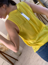 Cargar imagen en el visor de la galería, ZOE – Blusa amarilla sin mangas escote en V
