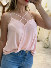 Cargar imagen en el visor de la galería, RENATA – Blusa rosa palo con tirantes cruzados