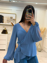 Cargar imagen en el visor de la galería, CHARLIE - Blusa azul cruzada