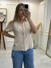 Cargar imagen en el visor de la galería, SLOANE - Camisa beige manga corta