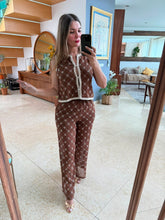 Cargar imagen en el visor de la galería, AVENLY - Set pantalon y chaleco café estampado