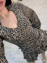 Cargar imagen en el visor de la galería, ERATO – Vestido corto animal print con olanes