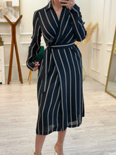 Cargar imagen en el visor de la galería, HADLEY - Vestido midi negro rayas