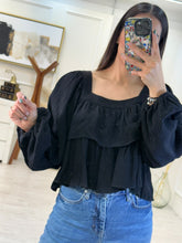 Cargar imagen en el visor de la galería, RODE – Blusa negra de manga larga con olán
