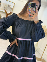 Cargar imagen en el visor de la galería, MACARENA – Vestido negro con encaje rosa manga larga