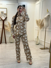 Cargar imagen en el visor de la galería, RAQUEL – Set camisa y pantalón café con moños bordados