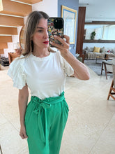 Cargar imagen en el visor de la galería, NAHOMI - Blusa blanca cuello redondo