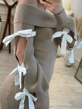 Cargar imagen en el visor de la galería, EUTERPE – Vestido midi tejido camel con moños en mangas