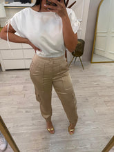 Cargar imagen en el visor de la galería, BRUNA - Pantalon khaki satinado