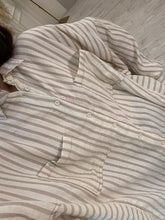 Cargar imagen en el visor de la galería, DIONE – Camisa de rayas beige oversize