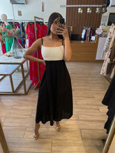 Cargar imagen en el visor de la galería, PAULINA - Maxi vestido blanco con negro