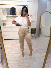Cargar imagen en el visor de la galería, BRUNA - Pantalon khaki satinado