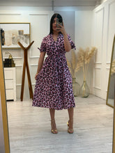 Cargar imagen en el visor de la galería, DANIKA - Vestido midi rosa animal print