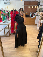 Cargar imagen en el visor de la galería, GAIA - Maxi vestido negro asimétrico