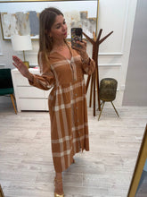Cargar imagen en el visor de la galería, ANABELLA - Maxi vestido café cuadros