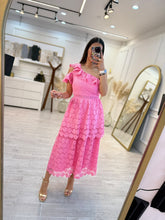 Cargar imagen en el visor de la galería, ANTEA – Maxi vestido rosa de encaje con olán al hombro