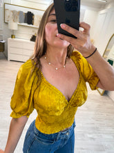 Cargar imagen en el visor de la galería, KELLY - Blusa dorada