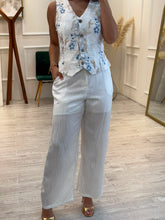 Cargar imagen en el visor de la galería, LILIA - Set pantalón y chaleco blanco con flores azules