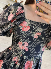 Cargar imagen en el visor de la galería, RICARDA - Vestido midi negro estampado
