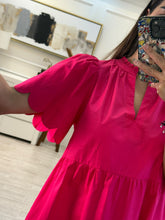 Cargar imagen en el visor de la galería, DORIS – Vestido corto rosa con orillas onduladas