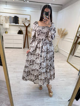 Cargar imagen en el visor de la galería, URANÍA – Maxi vestido café floral manga larga con smock