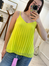 Cargar imagen en el visor de la galería, LEONOR - Blusa tirantes amarilla plisada