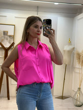Cargar imagen en el visor de la galería, FERNANDA – Blusa fucsia sin mangas con botones